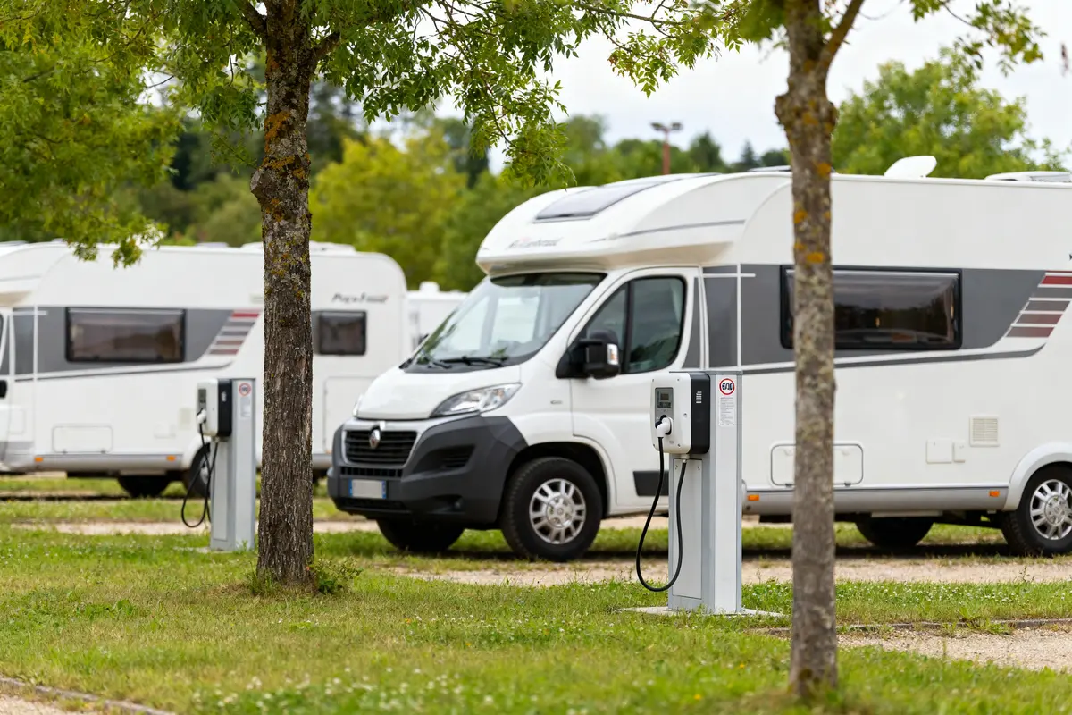 Camping-cars stationnés avec bornes de recharge à l'aire camping car Puy du Fou