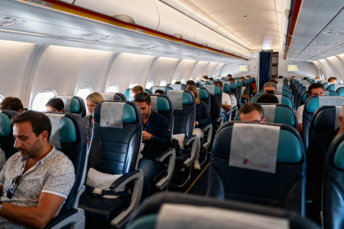 Cabine économique remplie de passagers assis dans un Boeing 777 nombre de passagers.