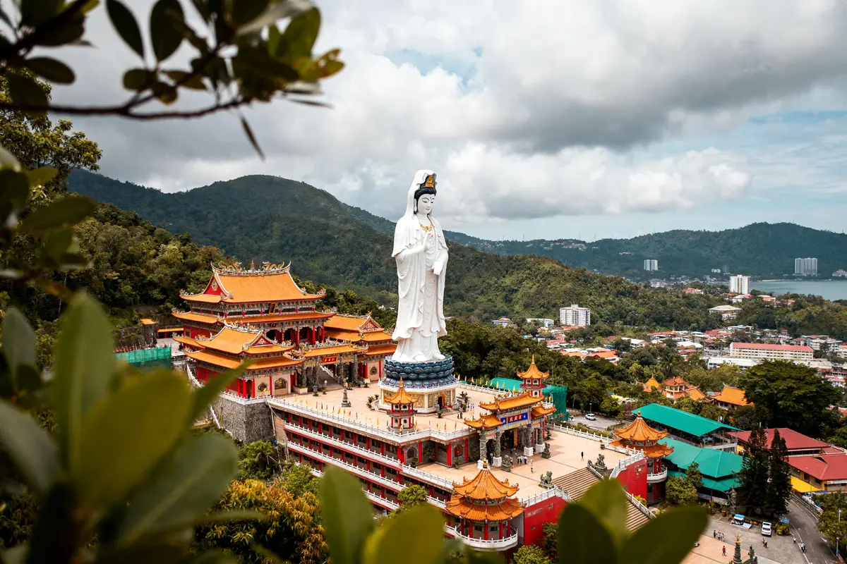 Vue aérienne du temple ke lok si avec grande statue et bâtiments traditionnels entourés de nature