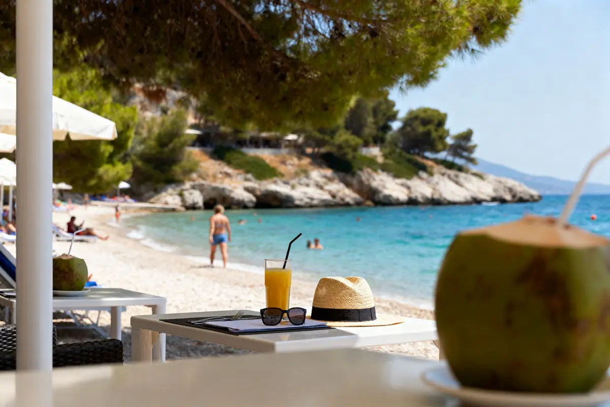 Chaises longues et boissons sur plage idyllique lors d'un séjour en Albanie bord de mer
